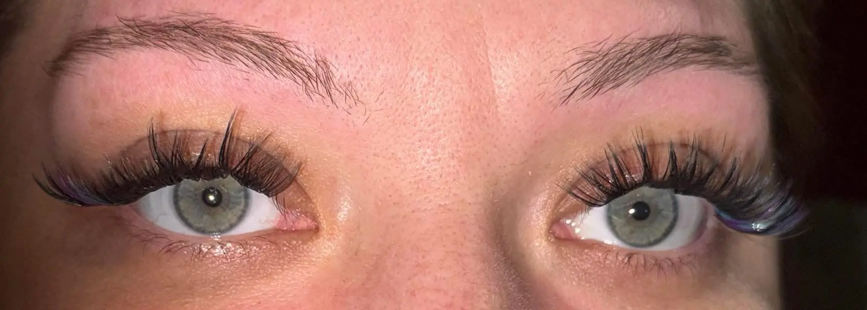Both eyes with natural cluster lashes and subtle purple tips